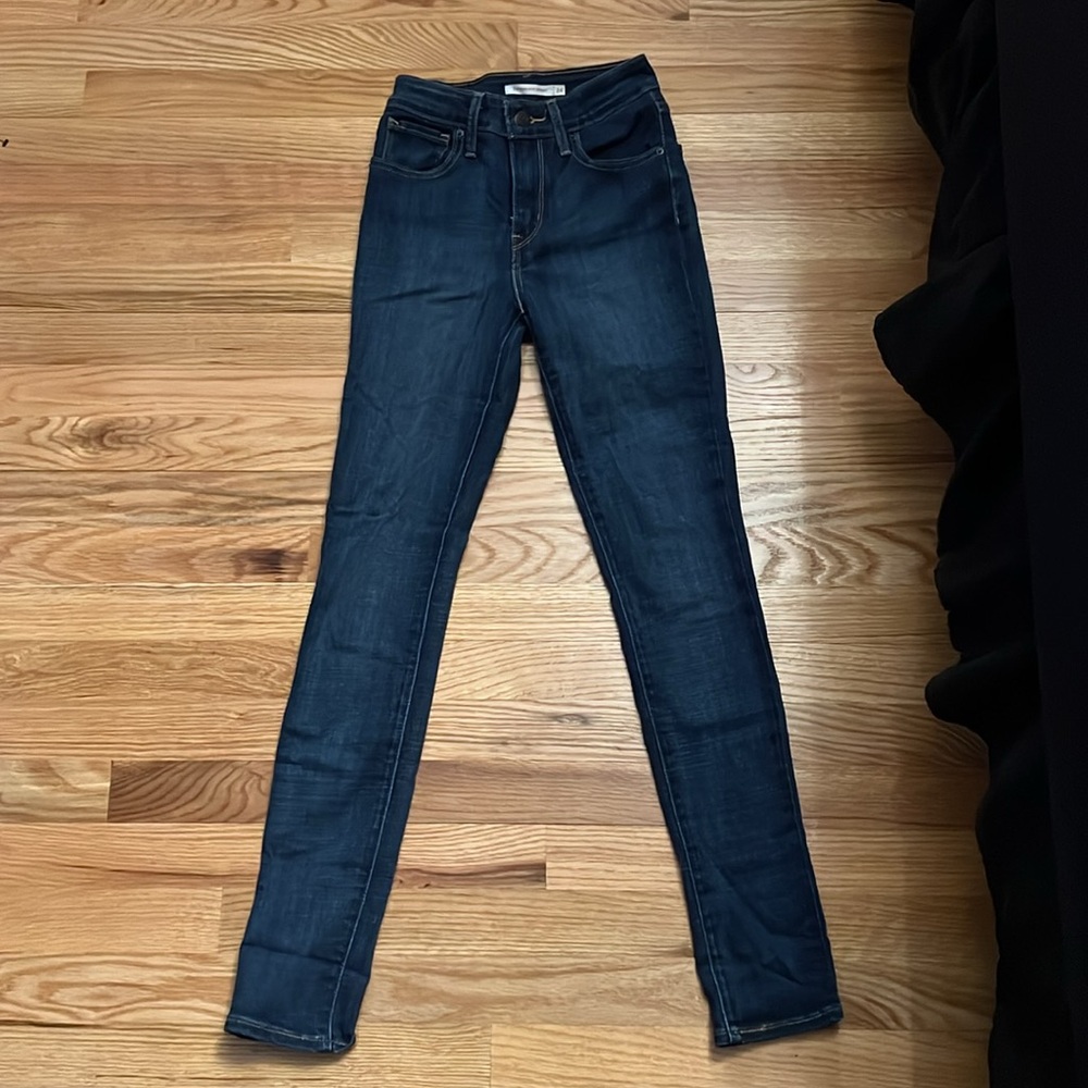Levi’s 721 High-Waisted Skinny Jeans in Dark Wash